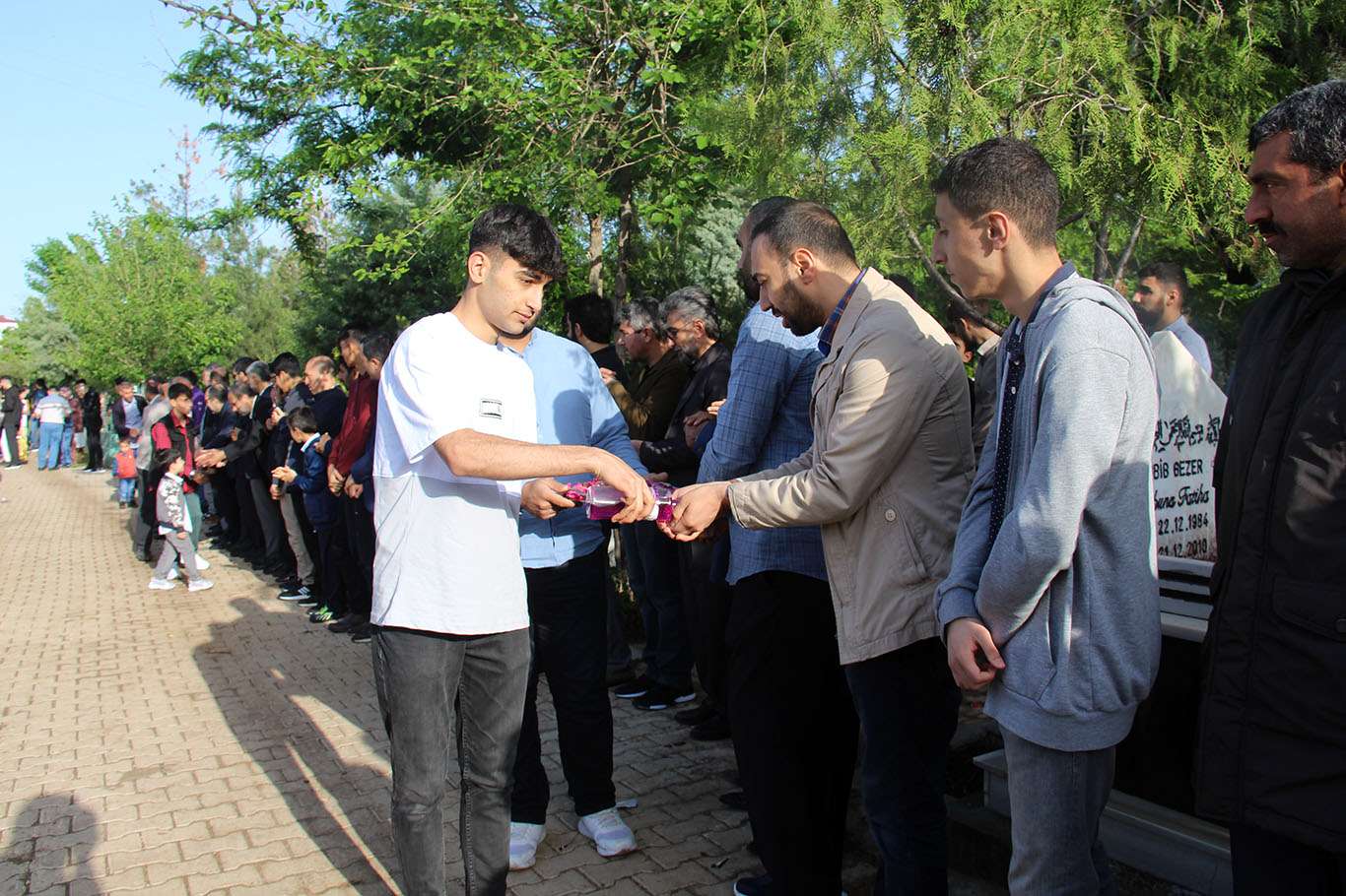 Şehid Yasin Börü ve arkadaşları kabirleri başında anıldı Şehid Yasin Börü ve arkadaşları kabirleri başında anıldı